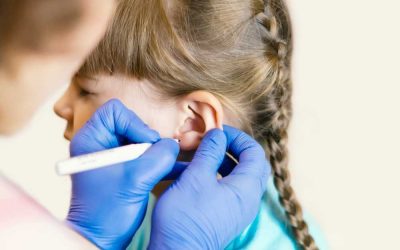 Kisgyermek füllyukasztás biztonságosan és stresszmentesen az otthon kényelmében